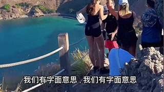 中国游客在印尼帕达尔岛乱扔垃圾引争议 澳洲游客泼水视频引发全球关注