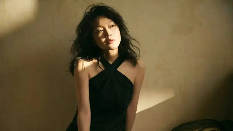 闫妮：55岁离婚带娃，凭什么活成“国民女神”？