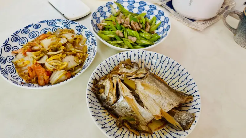 家常美味：娃娃菜、芹菜和清蒸鱼的快手晚餐