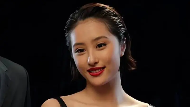 预告：李欣汝将现身北京某活动现场，曾因违反剧组规定遭张艺谋除名退圈后，隐退生活及婚姻近况引关注