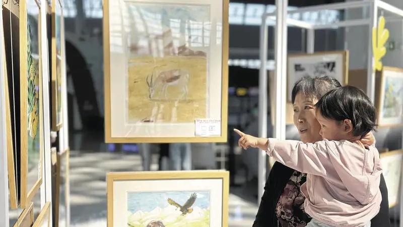 西宁青少年画展亮相曹家堡机场 展示三江源生态之美