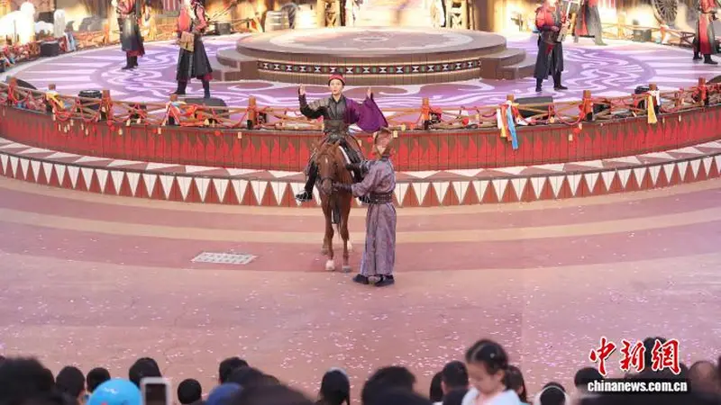 7月23日宁夏银川漫葡小镇暑期活动启幕 民俗演艺引各地游客纷至沓来