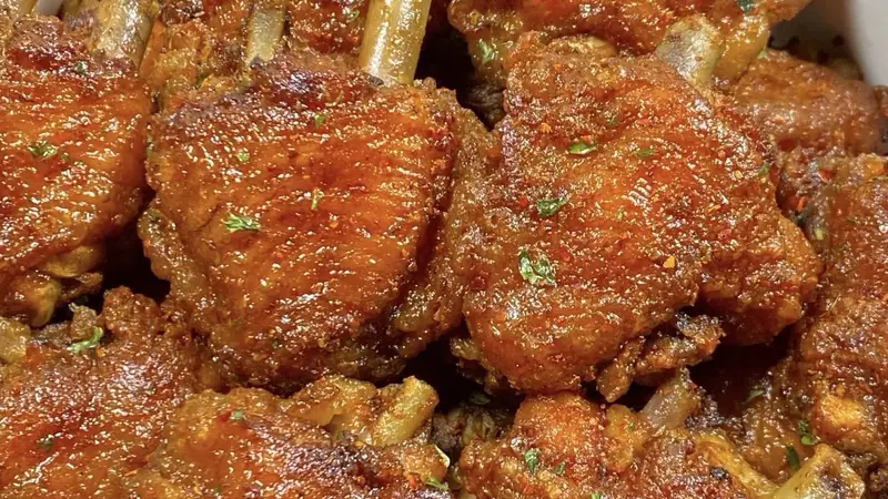 在家轻松做金黄酥脆椒盐鸡翅，外酥里嫩超香