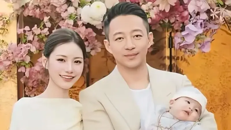 马筱梅素颜单手抱娃，4个月胖宝软萌出镜，居家温馨画面满满母爱