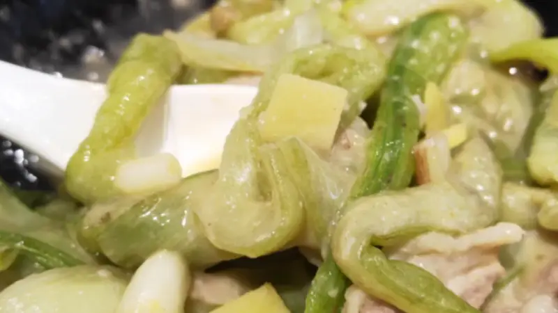芋苗煲拌饭：软烂滑润咸香入味，乡土佳肴中的味蕾绝唱
