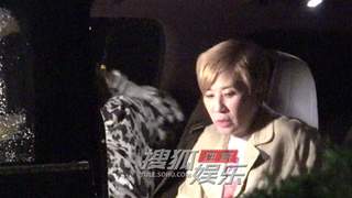 吴君如深夜返程神采奕奕显轻松