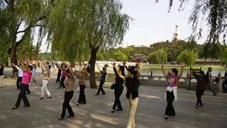 16省抢老人背后：银发经济的真相与挑战