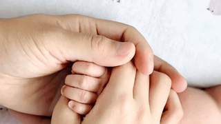 汤唯低调官宣二胎喜得男宝 家人牵手照温馨曝光