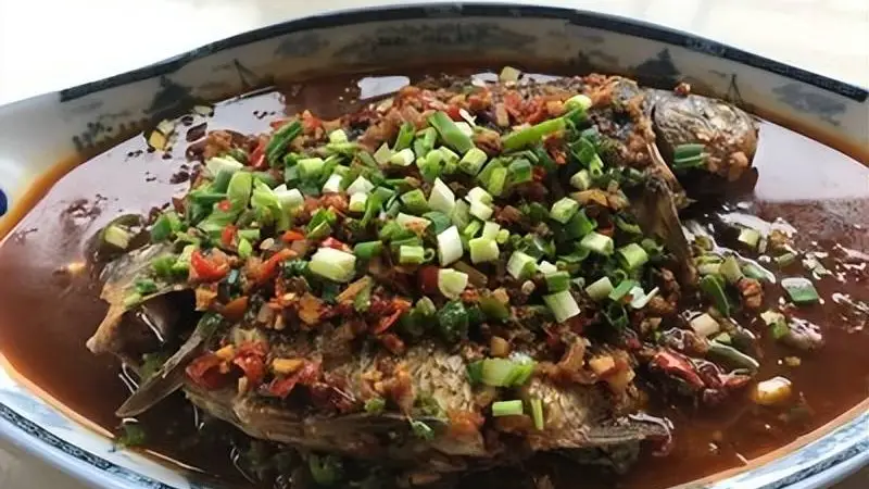 广丰豌豆烧鲫鱼：饶帮菜的鲜香传奇