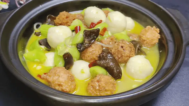 夏日不炒菜？一锅丝瓜丸子汤，鲜美下饭又快手