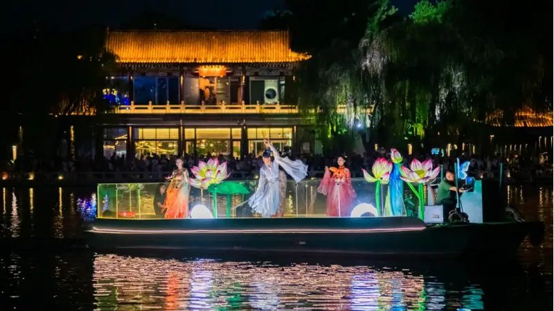 济南泉水节画舫演艺再现夜色之美