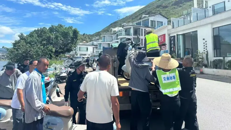 挖色镇路域环境集中整治行动：扫除污点 提升旅游环境