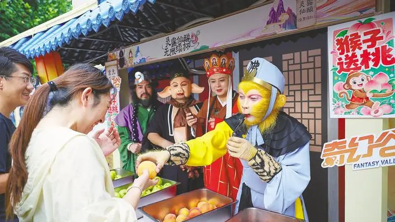 7月18日 襄阳华侨城奇幻度假区启幕助农公益行 唐僧师徒NPC联袂谷城00后新农人推介鲜桃香梨