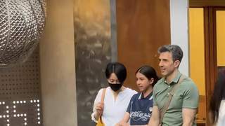 ：50岁梁咏琪上海偶遇女儿身高惊人 西班牙老公拎包探班接地气