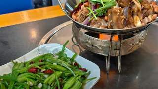 丽江雨季寻味：野生菌火锅全攻略与古城觅食指南