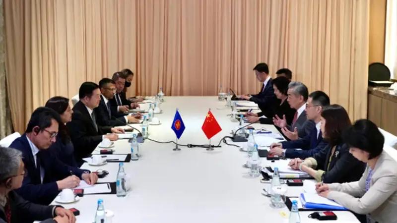 外交部部长王毅在相关会议场边会面菲律宾外长拉扎罗并提出警示 东盟秘书长明确呼吁维护南海和平