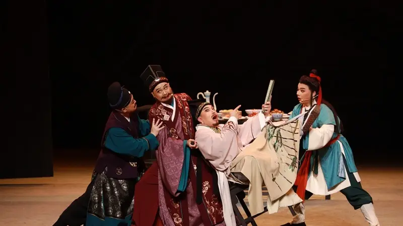 黄梅戏《梅城烟雨》深圳首演展现传统与现代融合