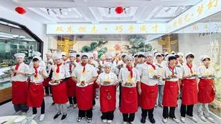 郑州北方烹饪学校学子实操慢炖酱香大骨 练就真功夫