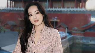 62岁章小蕙穿搭解析：印花衬衫与连衣裙如何穿出高级洋气感