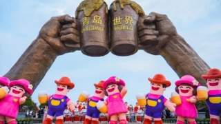 第36届青岛国际啤酒节西海岸会场艺术巡游精彩上演