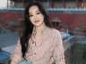 62岁章小蕙穿搭解析：印花衬衫与连衣裙如何穿出高级洋气感