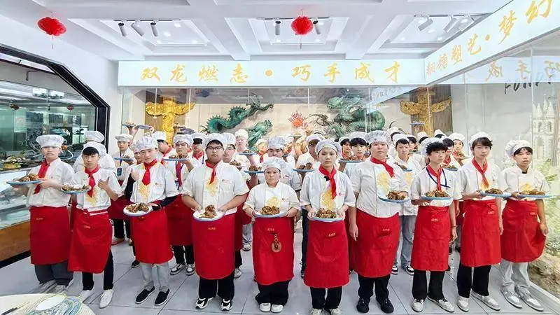 郑州北方烹饪学校学子实操慢炖酱香大骨 练就真功夫