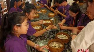 海外华裔青少年在沪学做南翔小笼包 感受非遗匠心