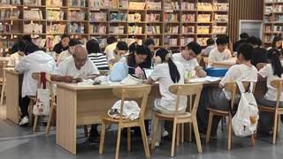 河北曲阳暑期阅读热潮：图书馆迎来借阅高峰