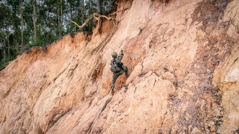 初伏砺兵忙 练兵场火热图景展锋芒