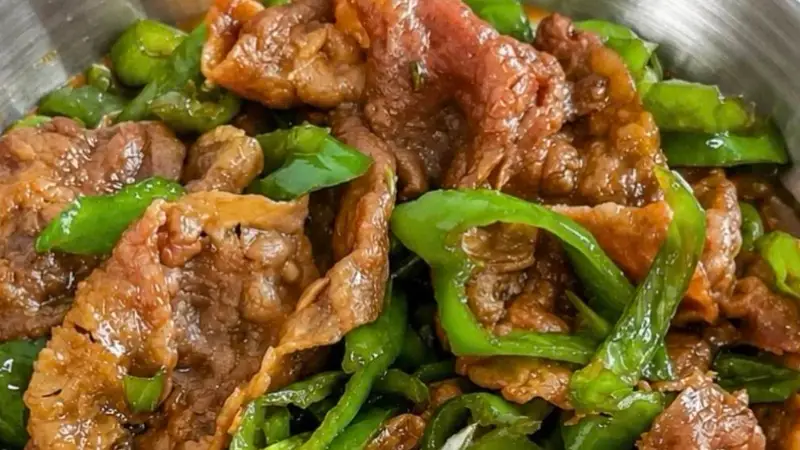 快手爆炒肥牛青椒拌饭绝绝子