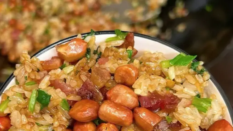 腊味糯米饭：油润软糯咸甜交织，香得入骨入味