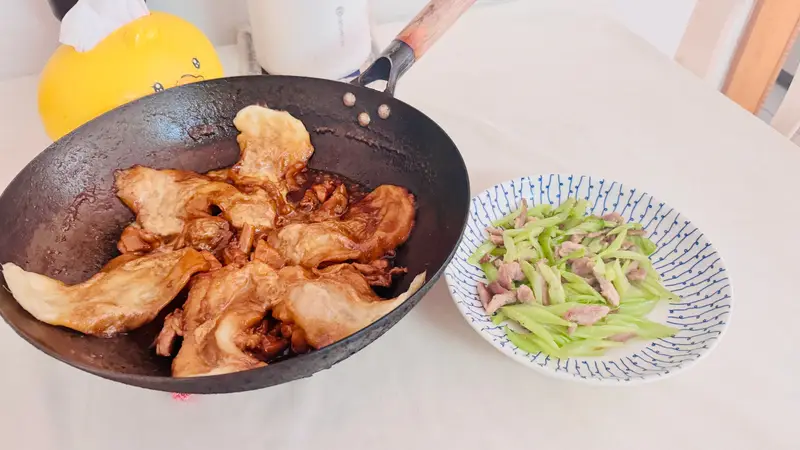 孩子想吃地锅鸡我做了芹菜和鸡腿配饼子