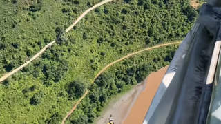 外籍男子峡谷跳伞惊险落幕 专业表演者半空才开伞