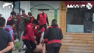 7月23日赛里木湖景区入口工作人员殴打旅游车司机 官方通报涉事7人被辞退并被警方控制